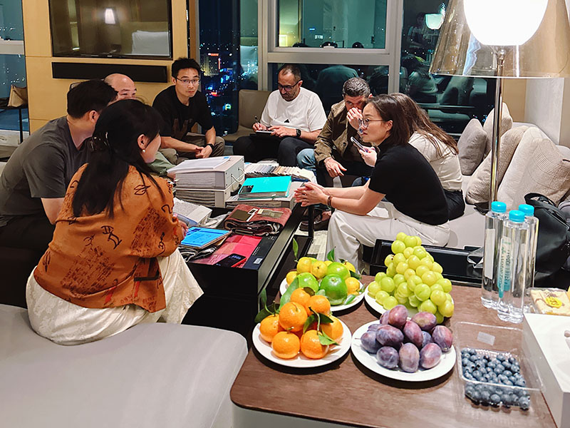 Foreign clients come to the company for business negotiations