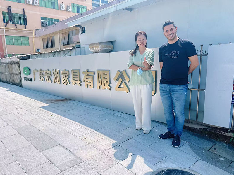 Foreign clients come to the company for business negotiations